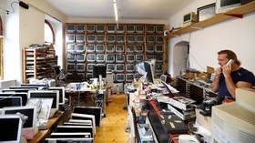 FOTO: Kolektor Asal Austria Punya 1.100 Unit Komputer Apple
