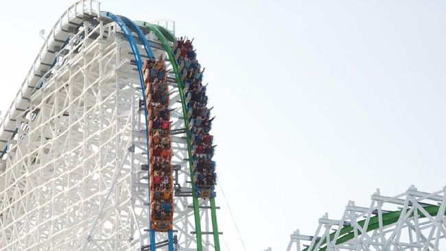 Roller coaster biasanya dibangun satu jalur. Tahun depan ada roller coaster dua jalur yang menawarkan sensasi 'tabrakan'.