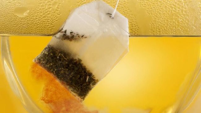 Banyak orang membiarkan teh celup terendam hingga dingin, bahkan disimpan semalaman. Dokter jelaskan bahayanya.