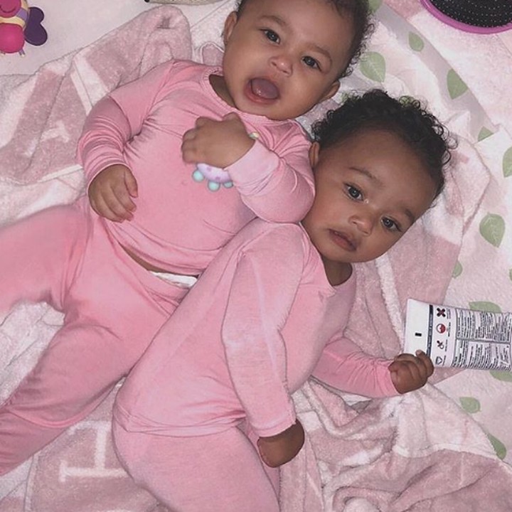 <p>Gaya rambut dan baju Stormi Webster, anak Kylie Jenner dengan Chicago West, anak bungsu Kim sama. Seperti kembaran ya. (Foto: Instagram @kimkardashian)</p>