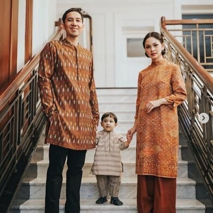<p>Andien dan suami terlihat menawan dengan pakai tenun ikat. Kawa lucu dan menggemaskan dengan lurik yang dipakainya. (Foto: Instagram @andienaisyah)<br /><br /></p>