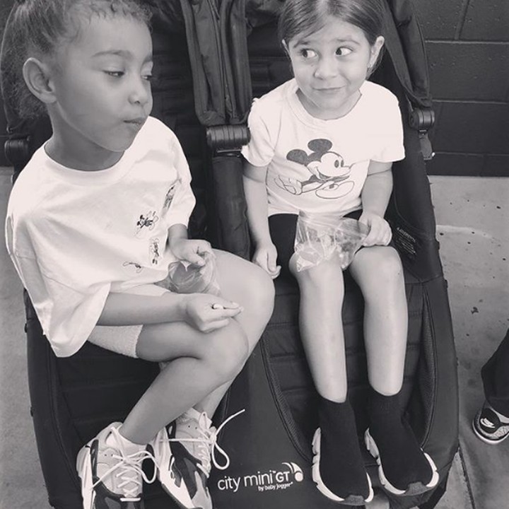 <p>Kalau yang ini sudah seperti sahabat, North West dan Penelope. Lg ngomongin apa sih keduanya? (Foto: Instagram @kimkardashian)</p>