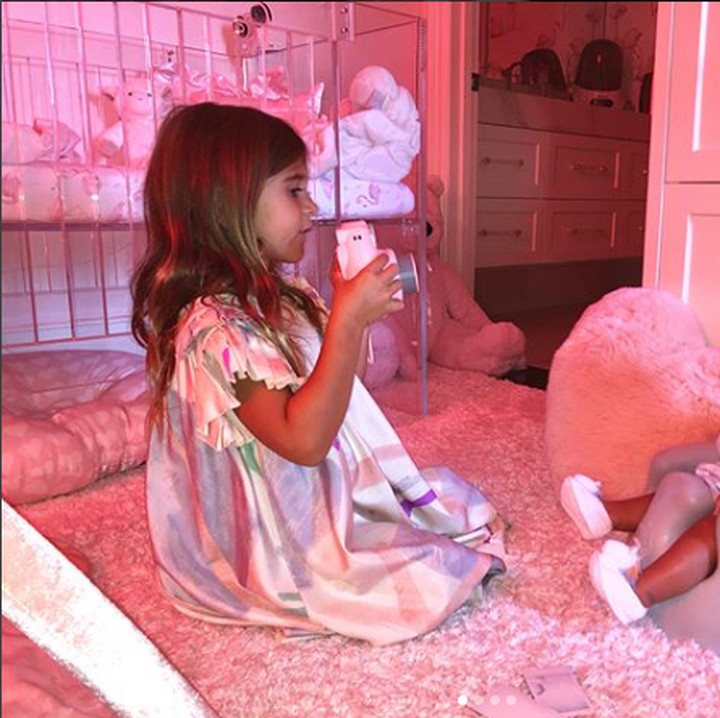 <p>Sini kakak Penelope foto ya adik True Thompson. One, two, three, cheese! (Foto: Instagram @khloekardashian)</p>