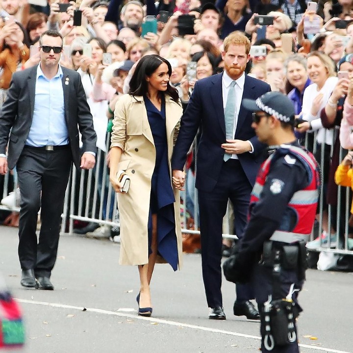 <p>Meghan Markle yang diketahui hamil di hari pertama tur kerajaan, membuat Pangeran Harry terus siap siaga dengan selalu menggandeng tangan Meghan. So sweet! (Foto: Scott Barbour/Getty Images)  </p>