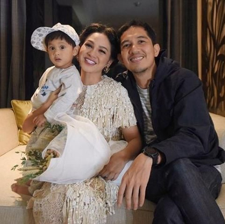 <p> Momen ini diambil ketika Andien berulang tahun ke-33, Bun. Semoga keluarga Andien selalu penuh kehangatan ya. (Foto: Instagram @andienaisyah)<br /><br /></p>