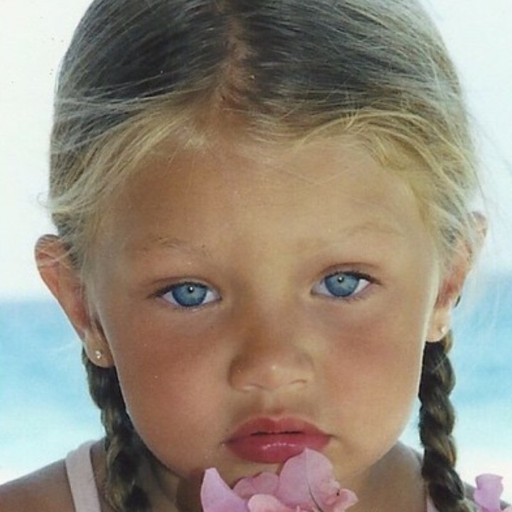 <p>Sudah bisa gaya dari kecil, terbukti Gigi Hadid memang berbakat di dunia modeling, he-he-he. (Foto: Instagram/yolanda.hadid)</p>