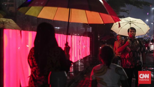 Sehari hujan sehari cerah, hati-hati ada penyakit musim penghujan yang mengintai kesehatan kamu.