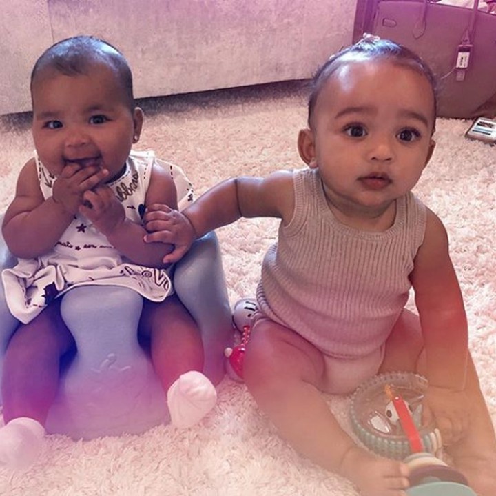 <p>True bersama Chicago, sama-sama imut ya? (Foto: Instagram @kimkardashian)</p>