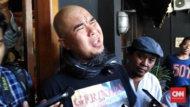 Ahmad Dhani dalam sidang kasus ujaran kebencian memohon kepada jaksa penuntut umum tidak menuntut hukuman yang melebihi tuntutan kepada Ahok.