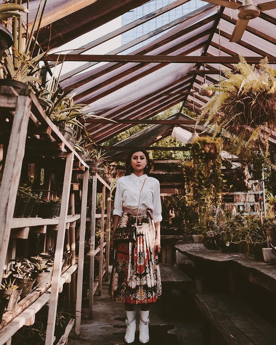 Dikabarkan vakum dari media sosial, yuk intip lagi lima gaya Awkarin yang kekinian banget.