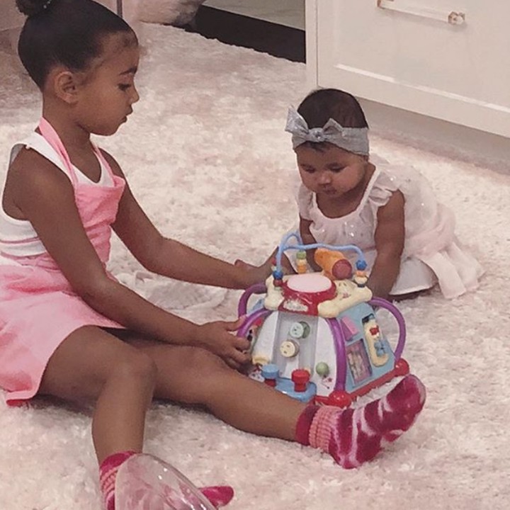 <p>True main bareng North West, putri sulung Kim Kardashian. Menggemaskan banget ya? (Foto: Instagram @kimkardashian)</p>