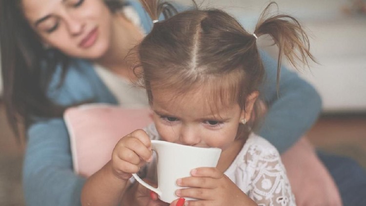 4 Pengaruh Kafein pada Anak, Bunda Perlu Tahu Jangan sembarangan memberi teh atau kopi pada anak. Kandungannya bisa bikin gemetar atau gelisah lho.