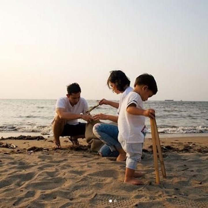 <p> Wah dari kecil Kawa sudah diajarkan gerakan bersih-bersih pantai nih, Bun. Hebat ya! (Foto: Instagram @andienaisyah)<br /><br /></p>