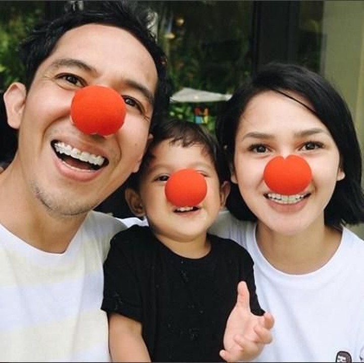 <p>Tiga-tiganya kompak pakai hidung badut nih. Lucu banget ya<a href="https://www.haibunda.com/nutrisi/d-4163333/cara-andien-agar-tak-kesulitan-kenalkan-anak-makanan-baru" target="_blank"> Andien</a> dan keluarga kecilnya. (Foto: Instagram @andienaisyah)<br /><br /></p>