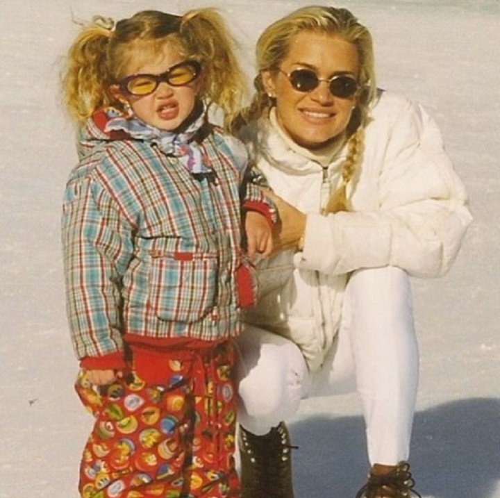 <p>Siapa sih yang nggak kenal model kelas dunia, Gigi Hadid? Lihat saja, dari kecil sudah pintar bergaya bareng sang ibu nih. (Foto: Instagram/anwarhadid)</p>