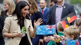 Meghan Beri Penghargaan Desainer Terbaik untuk Clare Keller