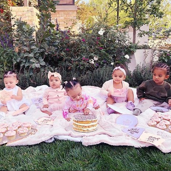 <p>Baru-baru ini Khloe Kardashian mengupload foto anak-anak di keluarga Kardashian. Mereka kompak dan akrab. (Foto: Instagram @khloekardashian)</p>