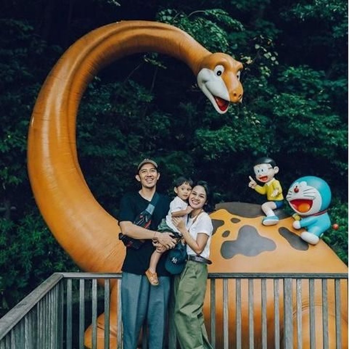 <p>Seru ya ekspresi Andien dan keluarga saat bertemu Doraemon, Nobita, dan dinosaurus bernama Pisuke. (Foto: Instagram @andienaisyah)<br /><br /></p>