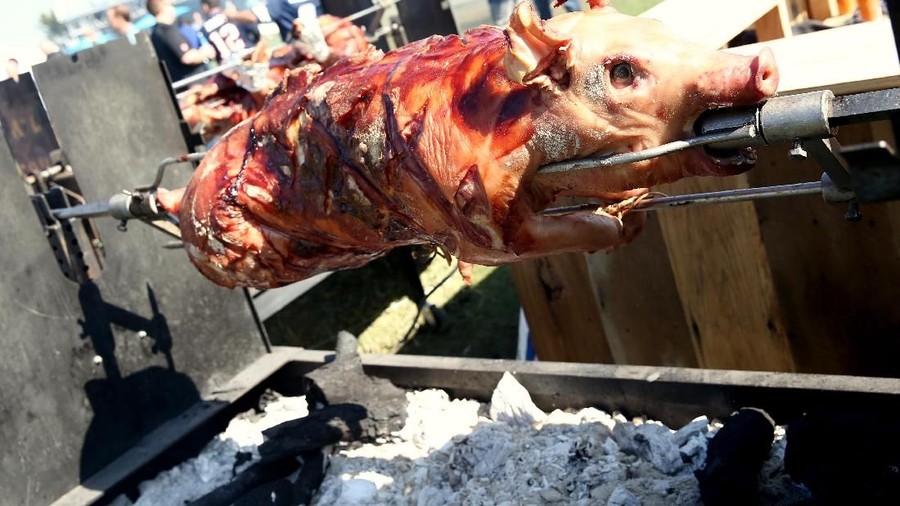 Ilustrasi babi panggang GLENDALE, AZ - FEBRUARY 01: A general view of atmosphere during the DIRECTV Super Fan Tailgate at Pendergast Family Farm on February 1, 2015 in Glendale, Arizona. (Photo by Imeh Akpanudosen/Getty Images for DirecTV)