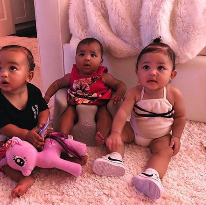 <p>Duh, menggemaskan banget ya. Meski berbeda bulan, ketika besar nanti mereka akan seangkatan, Bun. (Foto: Instagram @kimkardashian)</p>