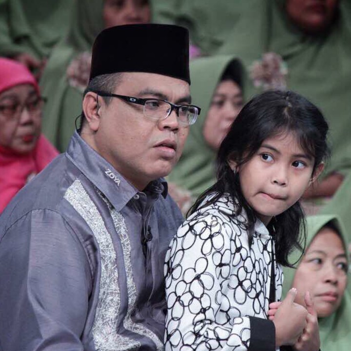 <p>Saat kerja aja, Abdel nggak segan mangku si kakak Latisha. (Foto: Instagram/abdelachrian)</p>