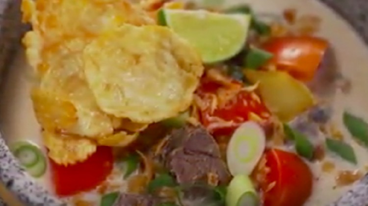 Resep soto betawi yang satu ini tidak kalah dengan soto betawi favorit yang ada di Jakarta. Bunda pun bisa membuatnya sendiri di rumah.