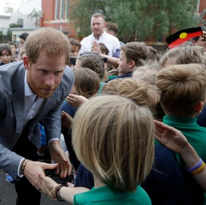 <p>Semua siswa-siswi berkesempatan untuk berjabat tangan dengan Duke dan Duchess of Sussex. (Foto: Getty Images)</p>