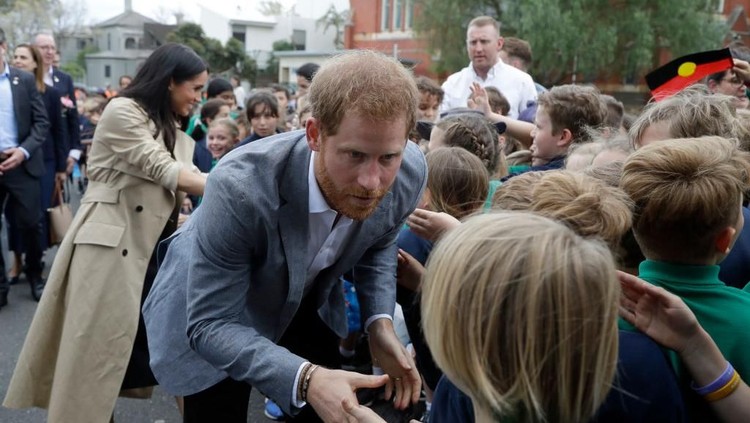 Saat mengunjungi sebuah sekolah, Pangeran Harry bersalaman dengan bocah berusia 4 tahun. Lucunya, anak tersebut tak mengenal siapa dirinya, Bun.