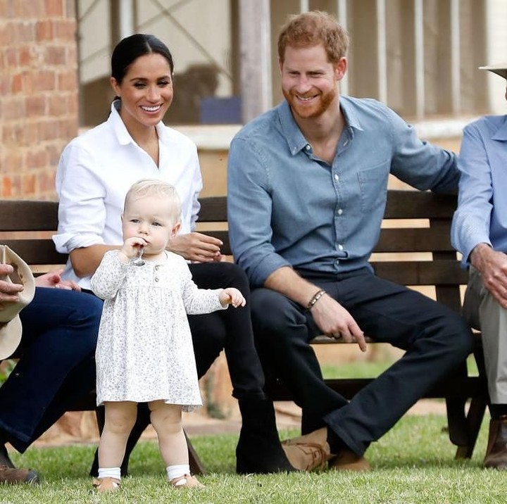 <p>Meghan Markle dan Pangeran Harry melihat bareng balita yang merupakan anak dari petani yang dikunjungi keduanya. Gemas banget sama balita itu, Bun. (Foto: Getty Images)</p>