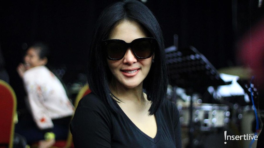 Terlihat sudah saling unfollow Instagram, hubungan Syahrini dan Hotman Paris dikabarkan merenggang.