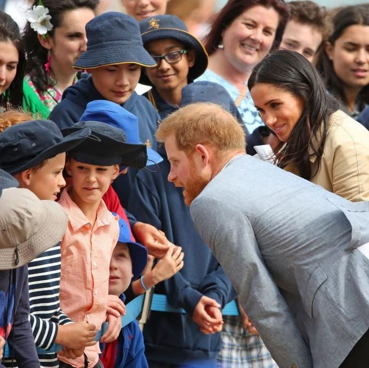 <p>Harry dan Meghan bertemu dengan anak-anak di sekolah South Melbourne Beach. Anak-anak antusias banget bertemu dengan pasangan Kerajaan Inggris itu.</p>