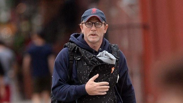Daniel Craig dijadikan bahan lelucon oleh salah seorang presenter televisi saat menggendong buah hatinya.