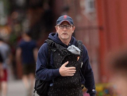 Saat Daniel Craig Si 'James Bond' Diledek karena Gendong Bayi