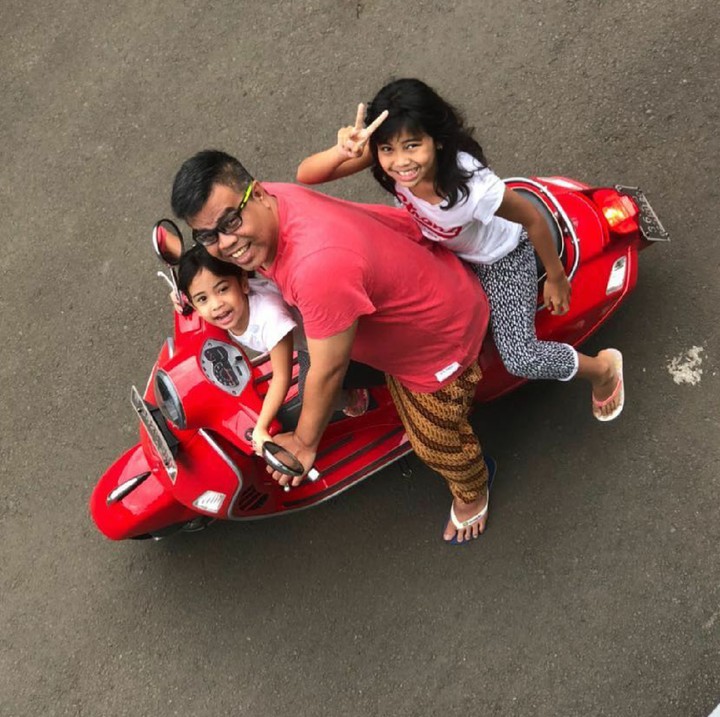 <p>Walau sibuk, Ayah Abdel selalu meluangkan waktu dengan anak-anaknya. Patut dicontoh! (Foto: Instagram/abdelachrian)</p>