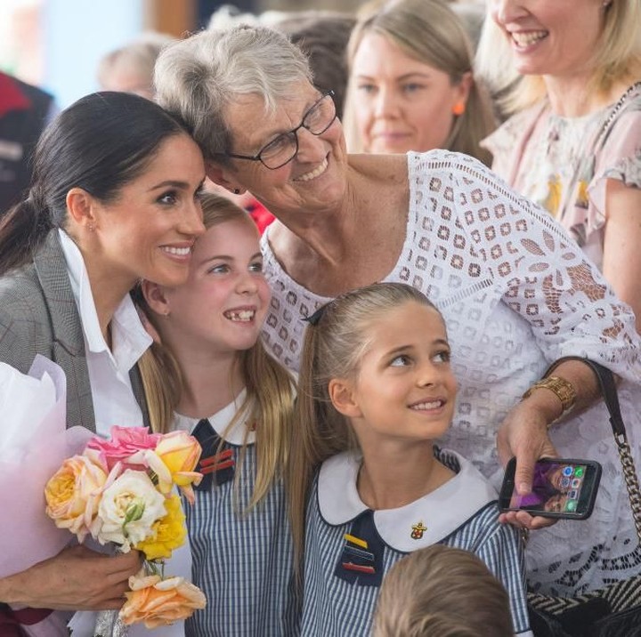 <p>Setibanya di Australia, banyak anak yang memberi bunga pada Meghan Markle. Anak-anak ini hanya dua dari sekian banyak yang memberi Meghan hadiah.</p>
