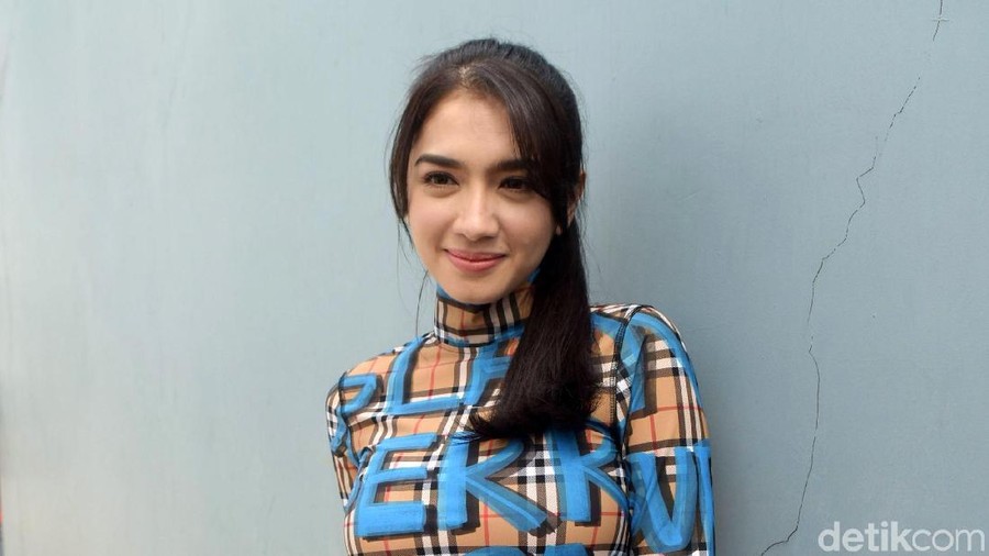 Angel Karamoy diisukan sudah menikah siri dengan Jose Purnomo saat keduanya traveling bersama ke luar kota. Benarkah demikian?