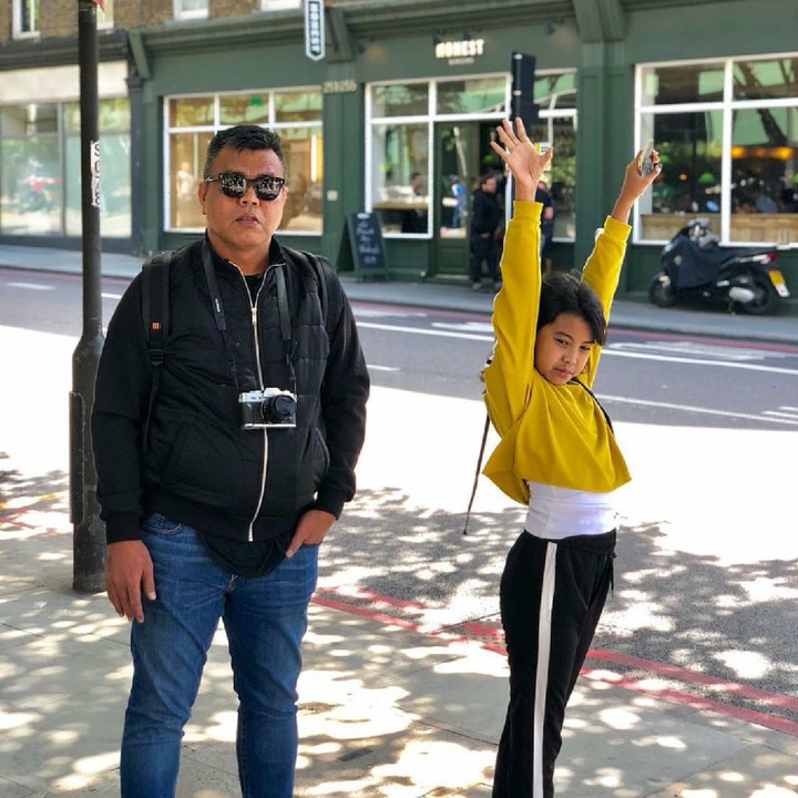 <p>Buktinya bisa diihat dari gaya foto ayah-anak ini. Absurd kan, Bun, he-he-he. (Foto: Instagram/abdelachrian)</p>