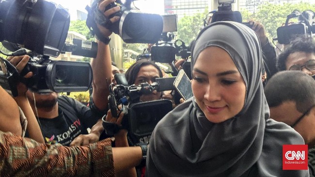 Steffy memenuhi panggilan penyidik KPK. Namun, dia memilih diam sambil terus berjalan masuk ke dalam lobi Gedung KPK. 
