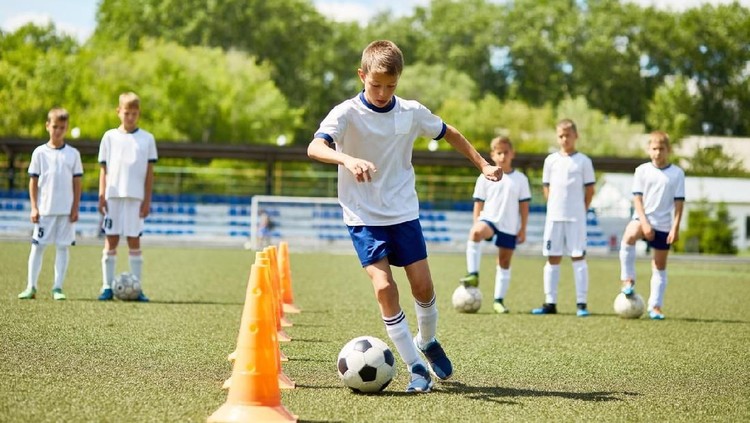 Si kecil suka banget main sepakbola. Jangan-jangan dia berbakar jadi pemain sepakbola nih, Bun.