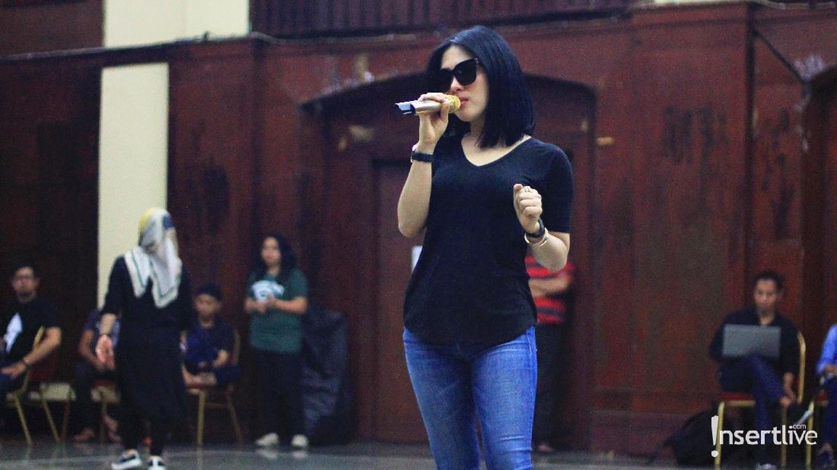 Syahrini saat ditemui dalam sesi latihan menjelang konser Journey Of Syahrini&comma; 10 Tahun Jambul Khatulistiwa di Gedung Nyi Ageng Serang&comma; Kuningan&comma; Jakarta