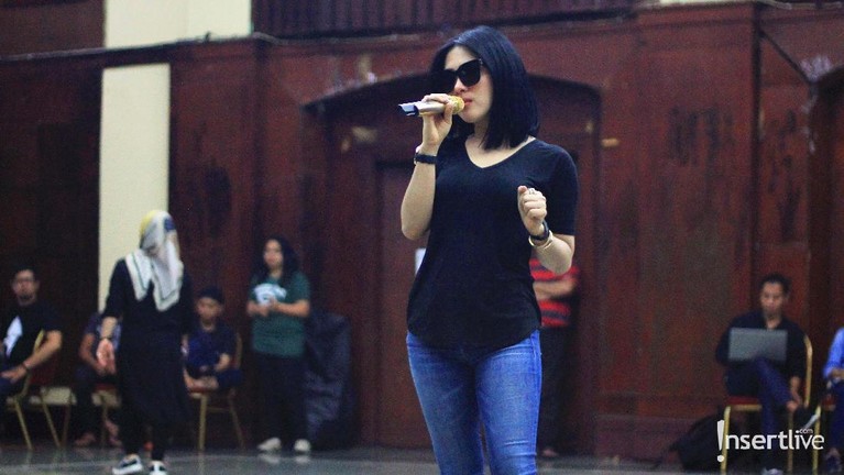 Throwback, Persiapan Konser 10 Tahun Syahrini Syahrini saat ditemui dalam sesi latihan menjelang konser Journey Of Syahrini, 10 Tahun Jambul Khatulistiwa di Gedung Nyi Ageng Serang, Kuningan, Jakarta