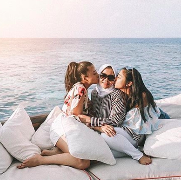 <p>Muach, kecup sayang Nikita dan Winona untuk sang bunda tercinta. (Foto: Instagram/ @nikitawillyofficial94)</p>