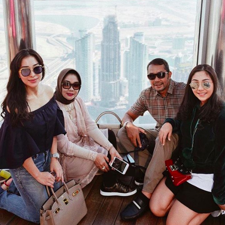 <p>Beginilah salah satu quality time ala <a href="https://hot.detik.com/celeb/d-4261650/di-ultah-adik-nikita-willy-bikin-nggak-fokus-pamer-perut-seksi?_ga=2.22470652.61186803.1538972861-1941899435.1523874352" target="_blank">Nikita Willy</a> bersama ayah, bunda, dan adik perempuannya. (Foto: Instagram/ @nikitawillyofficial94)</p>
