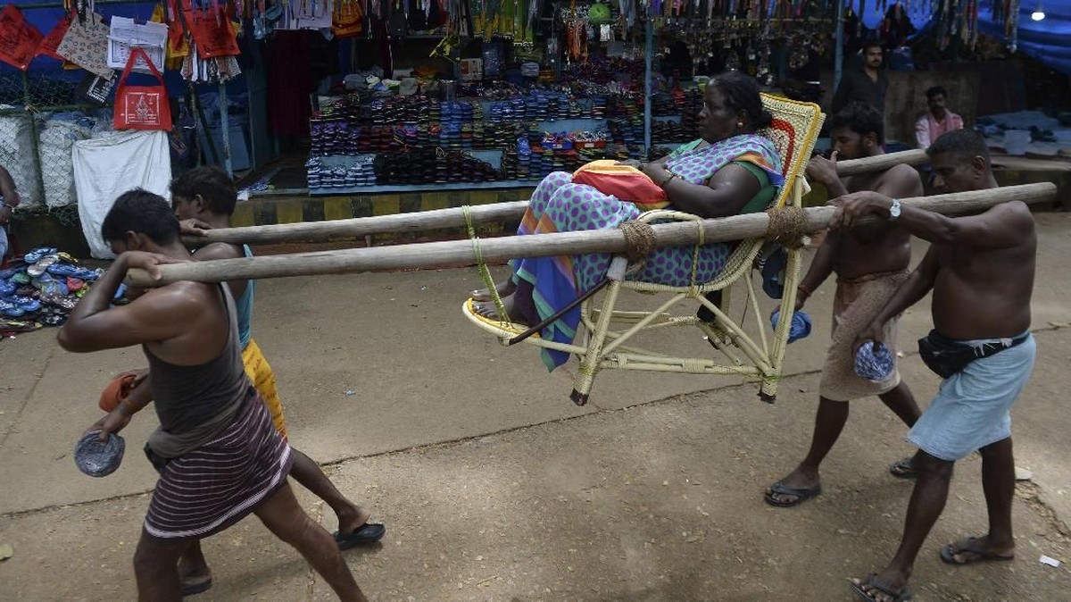 FOTO: Kelompok Garis Keras Adang Perempuan India Masuki Kuil