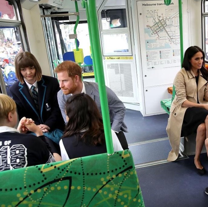 <p>Ikut naik bus dan berdiskusi dengan siswa-siswi. Wah, lagi ngobrol serius ya? (Foto: Getty Images)</p>