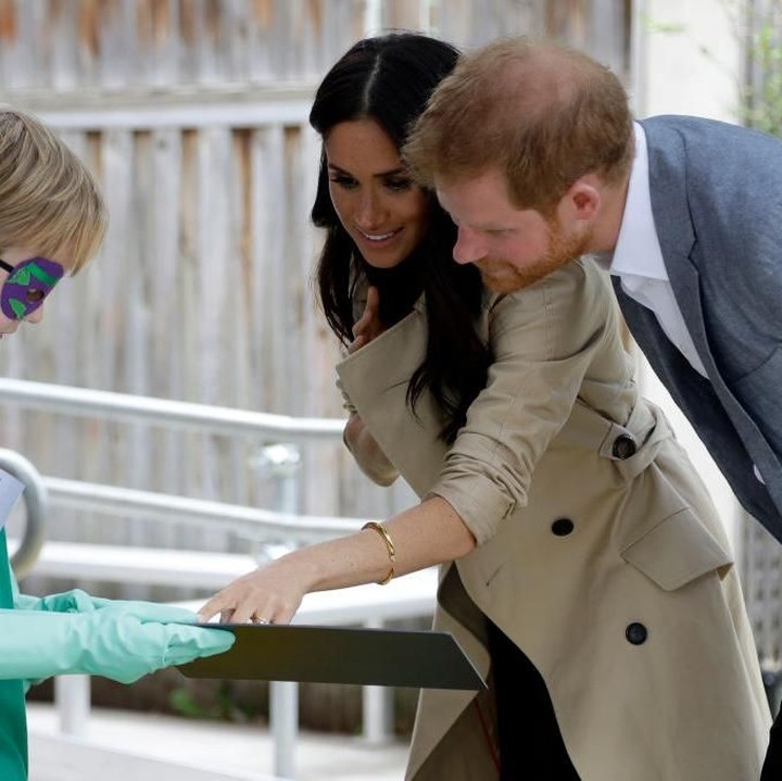 <p><a href="https://www.haibunda.com/aktivitas/d-4261913/luke-anak-lima-tahun-yang-elus-janggut-pangeran-harry" target="_blank">Pangeran Harry</a> dan Meghan Markle menyapa anak-anak selama kunjungan ke Sekolah Dasar Albert Park di Melbourne, Australia.</p>