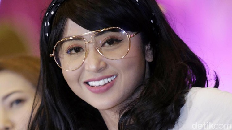 Dewi Perssik cukup dekat dengan kedua orang tuanya. Ia pun sering mengungkapkan kerinduan kepada mereka.