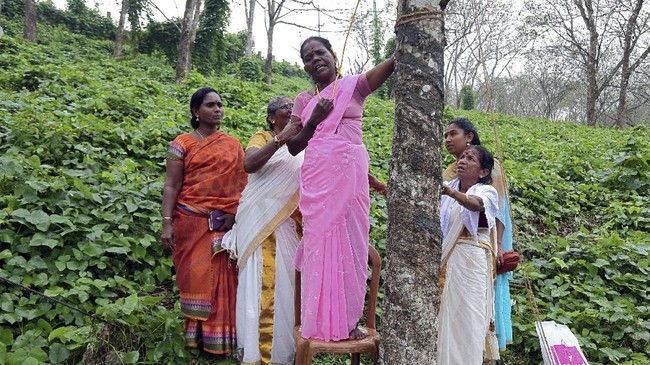 FOTO: Kelompok Garis Keras Adang Perempuan India Masuki Kuil