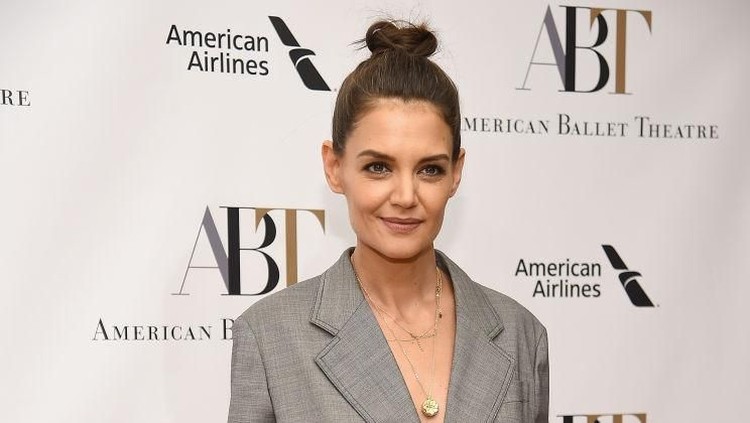 Katie Holmes mengajak anaknya, Suri mengunjungi pengungsi di Yunani. Wah, seperti apa ya pengalaman berkesan mereka?