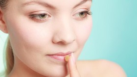 5 Kandungan Lip Balm yang Bikin Bibir Pecah Semakin Parah